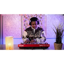 SINTETIZADOR AKAI MPC KEY 37 - AKAI